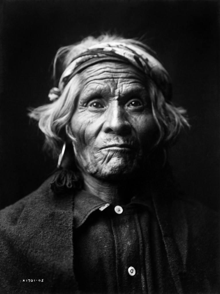 anh-chan-dung-Wyemah-Taos-Indian-chup-boi-Edward-S.-Curtis